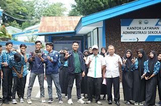 Foto bersama Guru dan Siswa di Halaman Parkir Setelah Sosialisasi