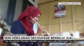 Butuh ketelatenan saat memotong dan menempelkan tisu bermotif ini ke media yang hendak digunakan. Selama ini Retno mengaplikasikan seni decoupage ke berbagai barang kebutuhan sehari-hari, terutama perlengkapan wanita seperti: tas, dompet, dan sendal.