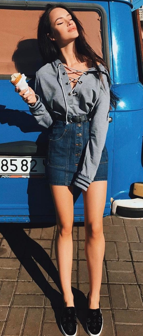 simple outfit idea_lace up top + denim skirt + sneakers