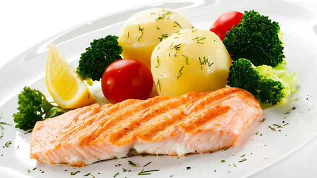 salmon with lemon and tomatos, Healthy food, healthy salmon