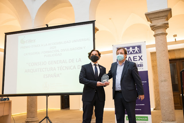 Hace entrega del premio: Don Guillermo Fernández Vara, Presidente de la Junta de Extremadura  Recoge el premio: Don Alfredo Sanz Corma, Presidente del Consejo General de la Arquitectura Técnica de España