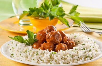 Albóndigas en salsa con arroz