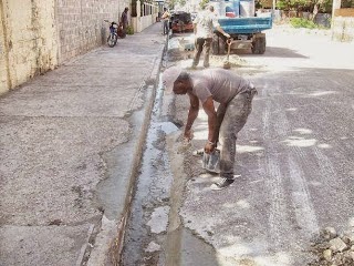 BARAHONA: Alcaldía repara aceras y contenes