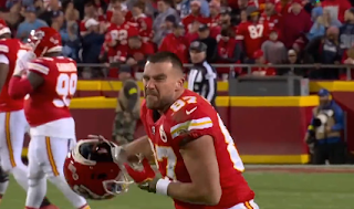 Travis Kelce tosses helmet, Titans vs. Chiefs, 11/6/2022