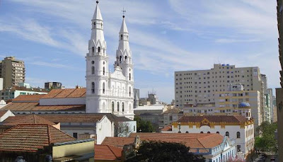 imagem do Centro Histórico de Porto Alegre. Destaque para a Igreja Nossa Senhora das Dores.