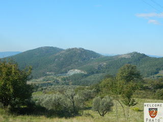 Immagine del MonteFerrato con la Cava di Serpentino