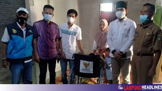 Kunjungi Bocah Disabilitas, Anggota DPRD Dan Dinsos Tanggamus Serahkan Bantuan Kursi Roda