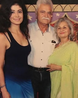 Pooja Batra bersama orang tuanya