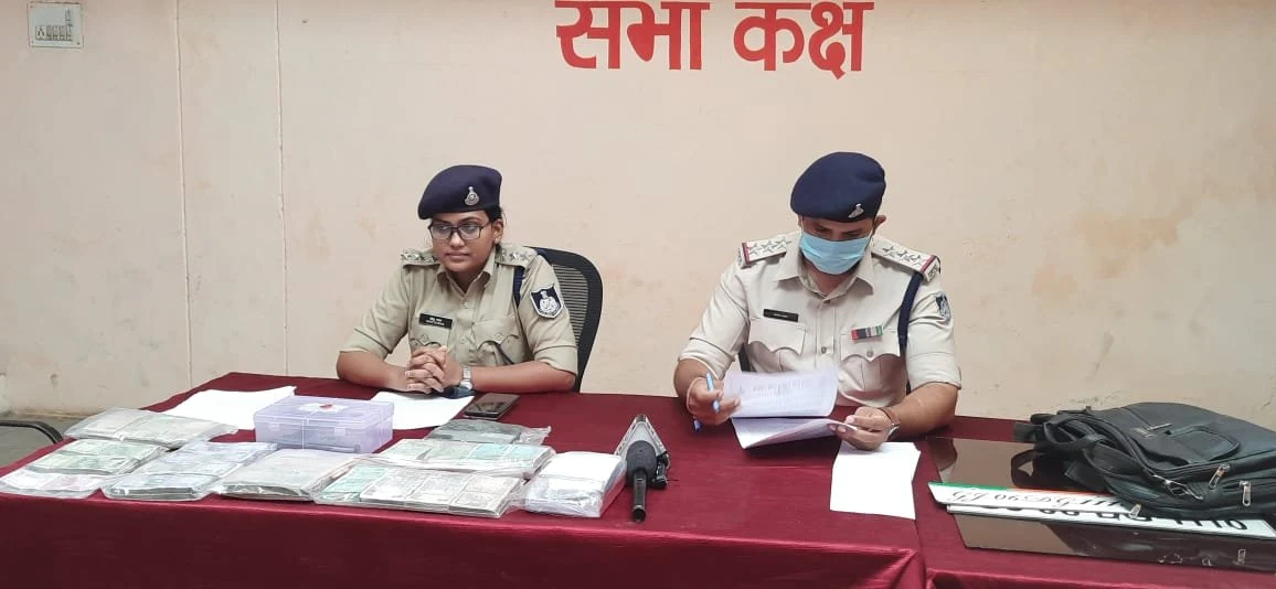 Jhabua News- रतलाम के व्यापारी के मुनीम के साथ हुई लूट की वारदात का झाबुआ पुलिस ने किया चंद घंटो में खुलासा