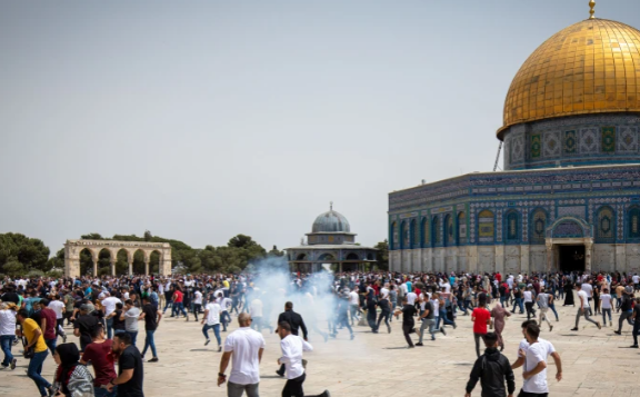 القدس.. عشرات المصابين في مواجهات جديدة في ساحات الأقصى