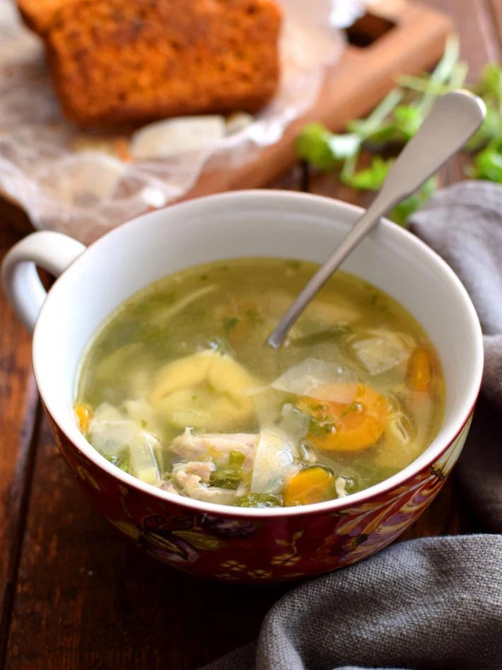 Sopa de pollo casera con tortellinis en lugar de fideos