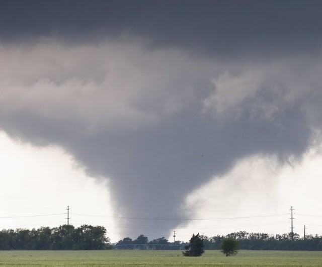 MUNDO: Un peligroso sistema de tormentas en el Medio Oeste de Estados Unidos produjo docenas de tornados.