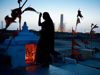 Fabulous Image of a woman in Gujarat visits the grave of an ancestor