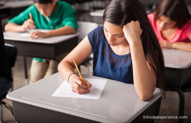 Mujer estudiante rindiendo un examen