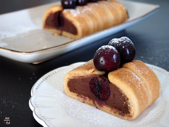 Brazo de bizcochos de soletilla (savoiardi) con relleno de cerezas y mousse de chocolate