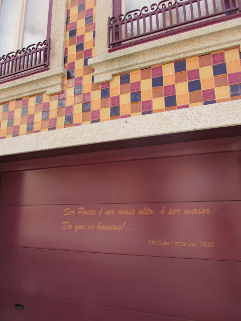 porta da casa da escritora Florbela Espanca com a frase: Ser poeta é ser mais alto, é ser maior do que os homens