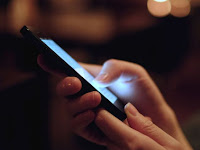 5 Bahaya Efek Cahaya Layar Smartphone Bagi Mata Anda di Malam Hari