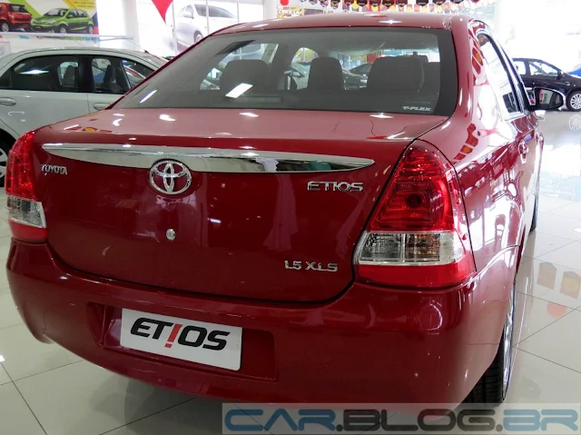 Novo Toyota Etios Sedã 2014 XLS - Vermelho