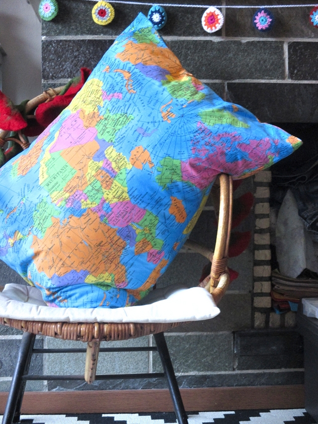 DIY - wereldkaartkussen met gehaakt randje / 'map-of-the-world'-pillow with crocheted edge