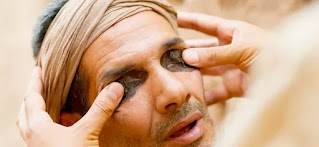 Jesús unta lodo en los ojos de un ciego