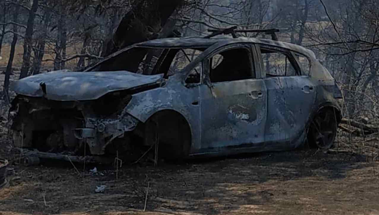 Φωτιά τύλιξε αυτοκίνητο έξω από τα Ψαχνά στον δρόμο για Πολιτικά