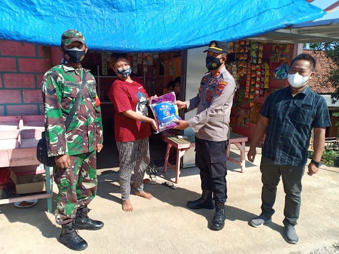 KAPOLSEK PULUNG BERSAMA ANGGOTA DOOR TO DOOR SALURKAN BANSOS BERAS KEPADA MASYARAKAT