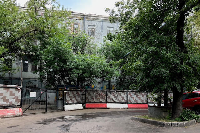 улица Дмитрия Ульянова, Профсоюзная улица, дворы, бывший жилой дом 1952 года постройки