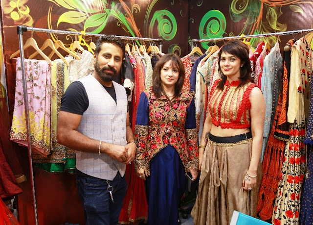 Guests with Designer Manchanda (Right)