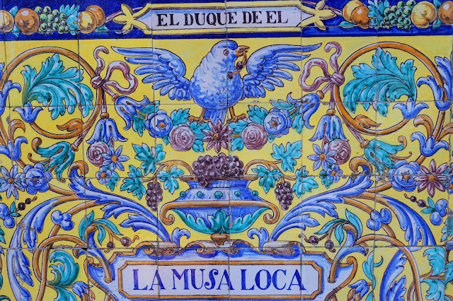 Azulejos pintados de un monumento del Parque de María Luisa de Sevilla.