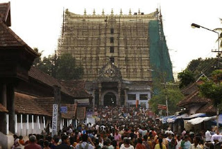 Devotees throng to Sree Padmanabhaswamy temple after offering prayers on the eve of Pongala festival in Thiruvananthapuram, capital of Kerala February 18, 2011.