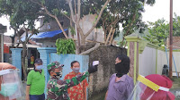 TNI-Polri Bersama Puskesmas Melakukan Pengecekan Suhu Tubuh Warga Dor To Dor 