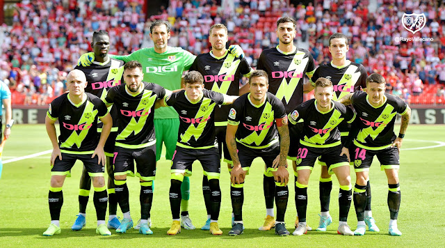 RAYO VALLECANO DE MADRID. Temporada 2022-23. Pathé Ciss, Diego López, Florian Lejeune, Alejandro Catena, Sergio Camello. Isi Palazón, Unai López, Fran García, Óscar Trejo, Ivan Balliu y Salvi Sánchez. U. D. ALMERÍA 3 RAYO VALLECANO DE MADRID 1 Sábado 08/10/2022, 14:00 horas. Campeonato de Liga de 1ª División, jornada 8. Almería, Power Horse Stadium: 10.783 espectadores. GOLES: 1-0: 8’, Lucas Robertone. 2-0: 17’, Srđan Babić. 3-0: 39’, El Bilal Touré. 3-1: 81’, Alejandro Catena.