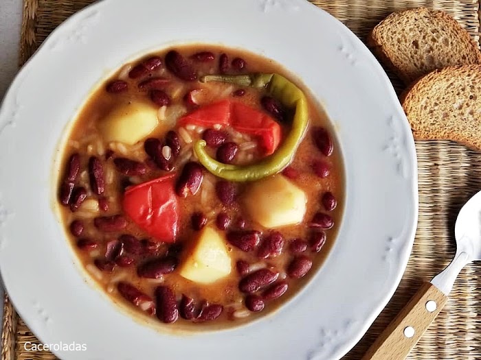 Alubias rojas guisadas con verduras y arroz