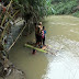 Menantang Maut - Pelajar Di Trenggalek Naik Getek Melawan Arus Sungai