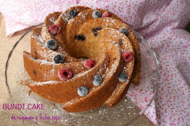 Bundt cake de requesón y frutos rojos