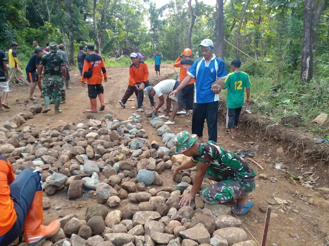 Gotong Royong Satgas TMMD Dengan Warga Penataan Batu Pengerasan Jalan Baru Desa Pegiringan