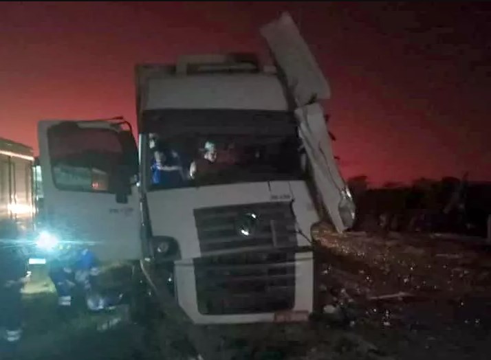 Caminhão envolvido no acidente (Foto: via whatsapp)