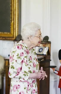 The Queen receives Canterbury cross