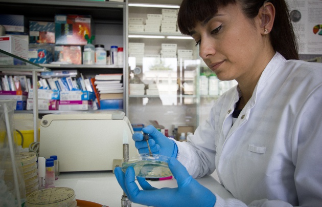 Cristina Marcos, investigadora sorda de la Universidad de País Vasco, en el laboratorio