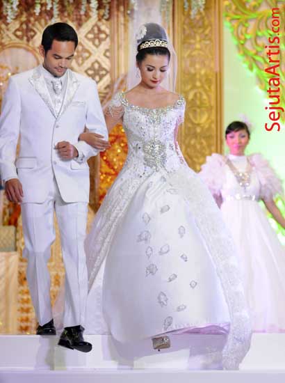 12 Gaun Pengantin Mewah Para Artis Indonesia gebeet com