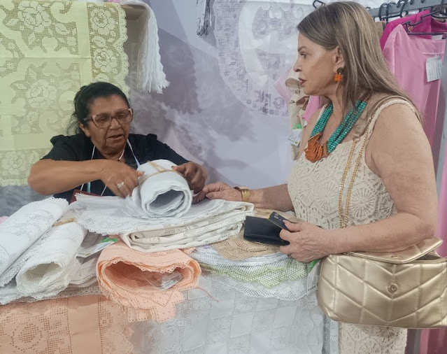 Primeira-dama da Paraíba acompanha artesãos em feira nacional, em Minas Gerais