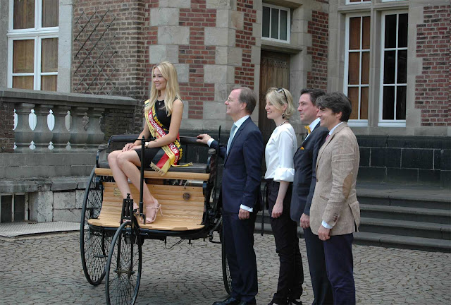 Miss NRW Alina Müllenborn sitzt auf dem ältesten Fahrzeug, Thomas Rachel , das Prinzenpaar von Merode, 
