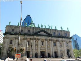 Basílica-Catedral Marie-Reine-du-Monde: Fachada y Esculturas