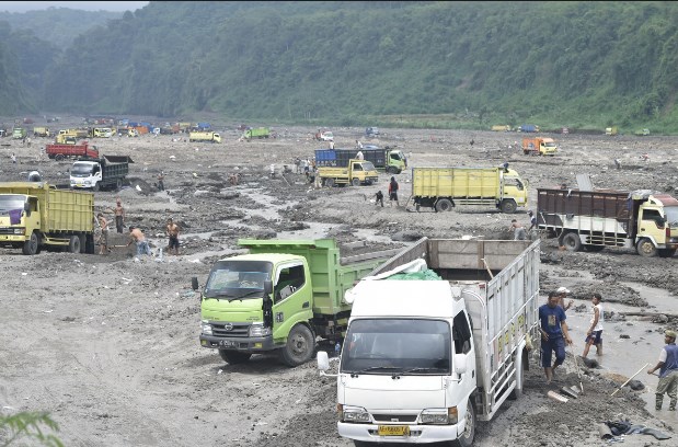 truk dump pasir ANTRI MAS