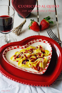 Cuoricino al queso con salsa de vino y fresas.