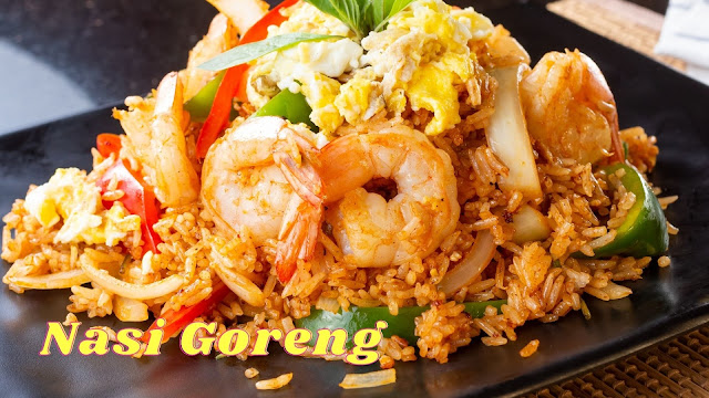 4. Menjual nasi goreng dengan pilihan topping seperti ayam, seafood, dan sosis