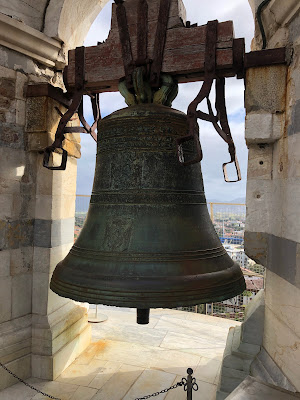 ピサの斜塔の上の鐘