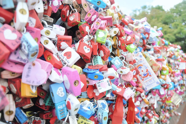 Love locks at the Namsan Seoul Tower (남산서울타워)