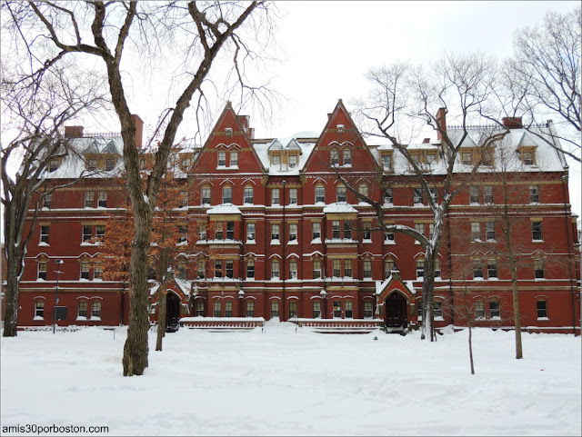 Matthews Hall en el Campus de la Universidad de Harvard