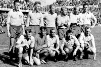 SELECCIÓN DE SUECIA - Temporada 1957-58 - Nils Liedholm, Agne Simonsson, Sigvard Parling, Lennart Skoglund, Gunnar Gren, Bengt Gustavsson; Orvar Bergmark, Kalle Svensson, Sven Axbom, Kurt Hamrin y Bror Mellberg - SUECIA 3 (Agne Simonsson 2, Nils Liedholm) MÉXICO 0 - 08/06/1958 - Campeonato del Mundo de Suecia 1958, fase de grupos - Solna, Estocolmo, Suecia, estadio Rasunda